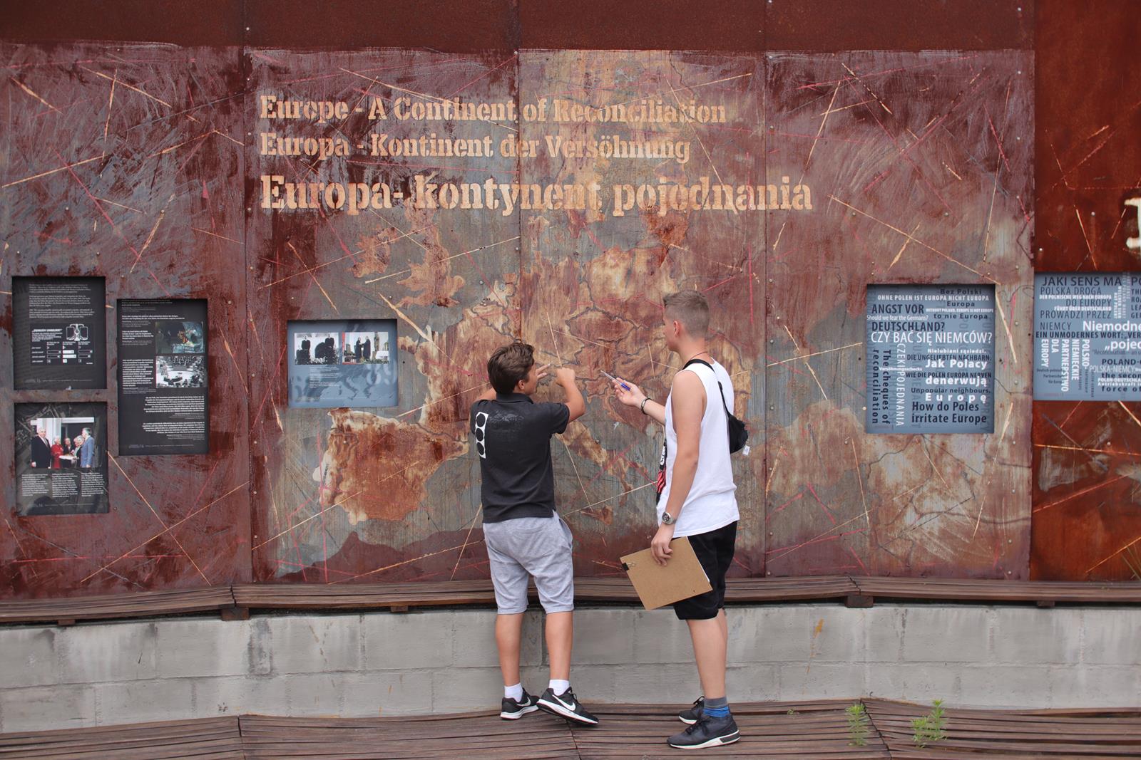 The project ‘1990 / Year One. The democratic transformation in former Eastern Bloc countries’, received funding from the Europe for Citizens programme.